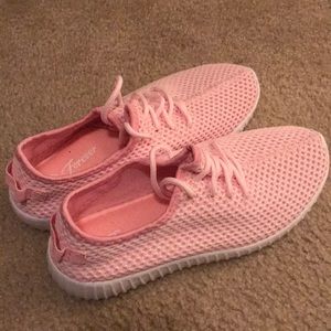 Selling my brand new tennis shoes